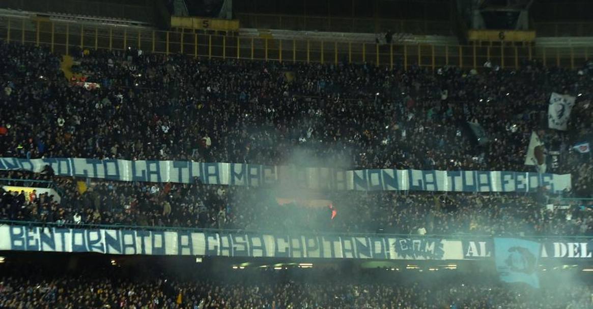 Il San Paolo accoglie l&#39;ex difensore azzurro Paolo Cannavaro con questo striscione. Getty